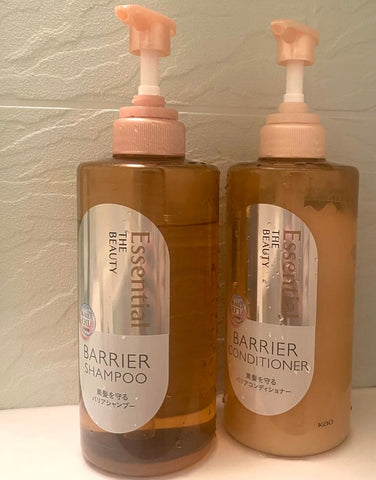 大人気ヘアケアブランド「エッセンシャル」から登場した エッセンシャルプレミアムバリアシャンプーは、 リニューアル後も引き続き注目されているアイテムです。 発売からしばらく経った現在でも、 「今も店頭で買える?」「どの店舗なら見つかりやすい?」といった声が多く見られます。 実際に販売状況を確認してみると、ドラッグストアを中心に 継続して取り扱いが確認できている店舗がある一方で、 店舗や地域によって在庫差が出ている状況です。 この記事では、2025年12月時点の情報として、 エッセンシャルプレミアムバリアシャンプーの 現在の取扱店・購入しやすい場所を整理して紹介していきます。 エッセンシャルプレミアムバリアシャンプーは今も買える?【12月時点の販売状況】 エッセンシャルプレミアムバリアシャンプーは、 現在も一部のドラッグストアや量販店で継続販売が確認されています。 とくにドラッグストアでは定番棚として置かれているケースが多く、 新作シャンプーの中では比較的入手しやすい部類です。 一方で、ドンキホーテやバラエティショップでは 店舗ごとの仕入れ判断により在庫差が出やすく、 常に置いてある商品ではない点には注意が必要です。